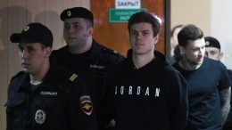 Видео: Кокорин и Мамаев улыбались перед заседанием суда и общались с прессой