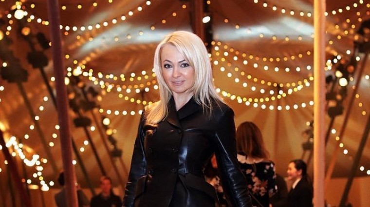 Ноги Рудковской затмили дизайнерское платье на новом фото в Instagram