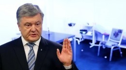 «Нормального кресла не нашлось?»: В соцсетях потешаются над Порошенко, сдающим анализы