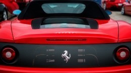 Красная фурия: Ferrari показала новый суперкар — видео