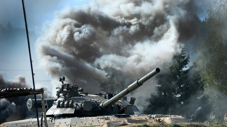 Стреляющий дровами танк Т-80 попал на видео