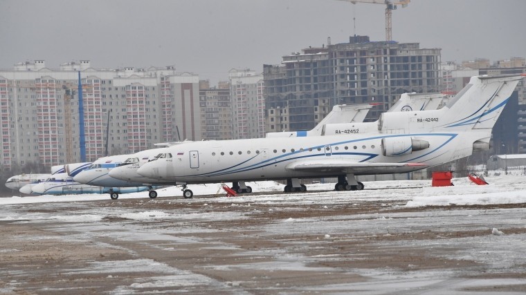 Рейс из Саратова в Сургут отложили из-за дыма в кабине экипажа