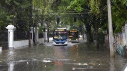 Вода атакует! — Мощное наводнение буквально смывает Рио-де-Жанейро