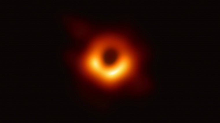 Попавшая на фото черная дыра названа гавайским именем