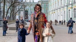 Семейная традиция: Киркоров в костюме Pradа с детьми посетил Эрмитаж — видео