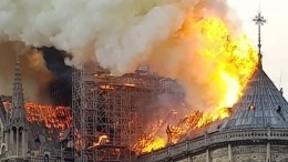 Видео: Одна из башен Нотр-Дам-де-Пари уничтожена огнем