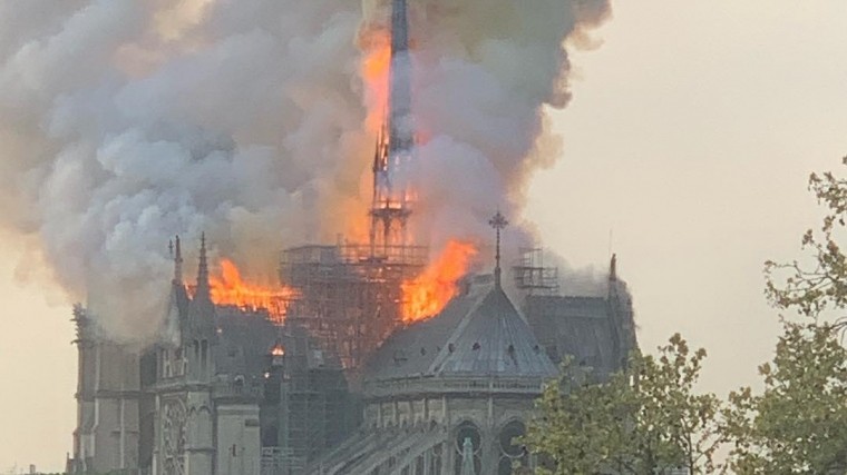 «Горит часть нас»: Макрон о пожаре в Соборе Парижской Богоматери