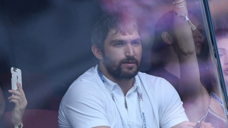 Александр Овечкин подрался с Андреем Свечниковым на матче НХЛ — видео