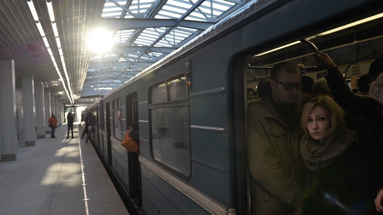 Неизвестный с молотком в руках взял заложника в московском метро