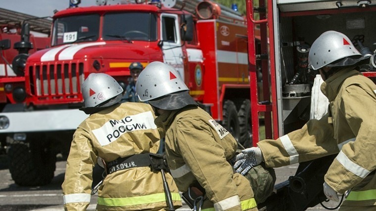 Склад с техникой загорелся в Ленинградской области