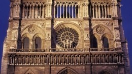 Как торговцы наживаются на пожаре в соборе Парижской Богоматери — репортаж