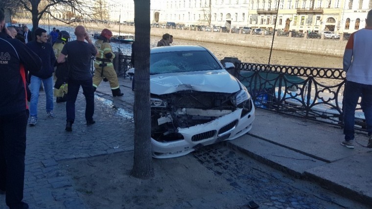 Очевидцы сообщили об иномарке, протаранившей пешеходов в Петербурге