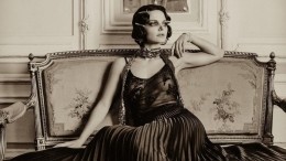 Одинокая и красивая: Боярская восхитила поклонников «королевским платьем»