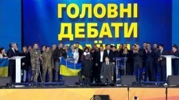 Что-то пошло не так: Зеленский и Порошенко встали по очереди на колени