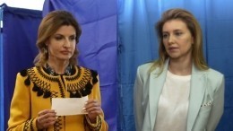 Женский выбор: В каких нарядах голосовали супруги Порошенко и Зеленского