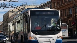 Видео: Троллейбус насмерть сбил женщину на Ленинском проспекте в Петербурге