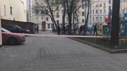 Видео: Мужчина устроил стрельбу на детской площадке в Петербурге