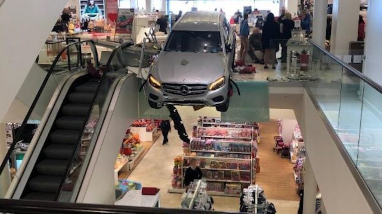 Автомобиль протаранил торговый центр в Германии — есть пострадавшие