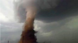 Гигантский торнадо очевидцы сняли на видео в Румынии