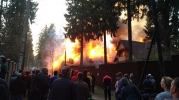 Видео: Во Всеволожске полыхает 800-метровый особняк