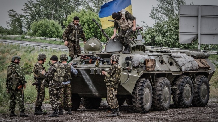 Украинские силовики разбили на Донбассе лагерь с фашистским флагом