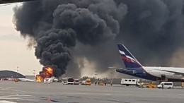 Очевидцы публикуют в соцсетях страшные кадры горящего в Шереметьево Superjet-100