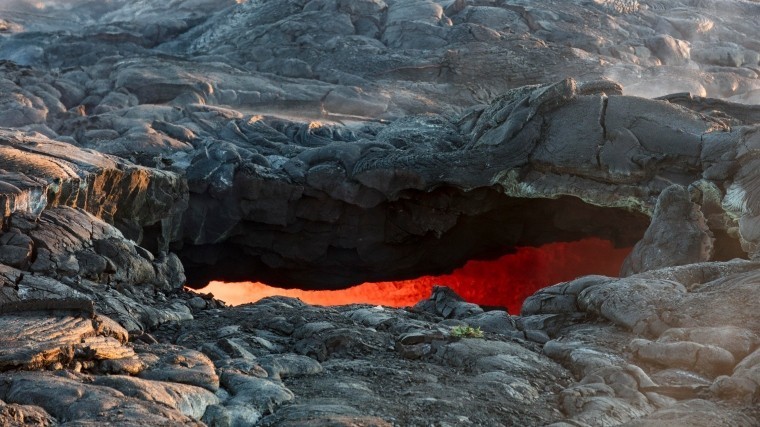 Турист-нарушитель упал в кратер вулкана на Гавайях