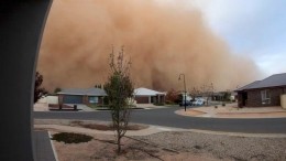 Видео: Мощная песчаная буря обрушилась на юго-восток Австралии