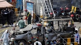 Видео: Пять человек погибли, 18 пострадали в результате взрыва у храма в Пакистане