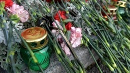Петербуржцы несут цветы на Пискаревское мемориальное кладбище — видео