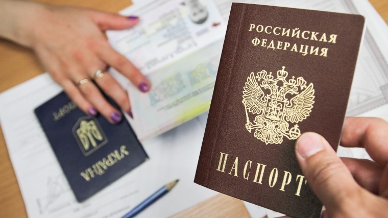 Украина не намерена признавать выдаваемые украинцам паспорта России