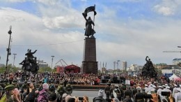 Видео: Парады Победы прошли в городах Дальнего Востока и Сибири