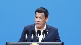 Видео: На президента Филиппин напал огромный таракан во время выступления