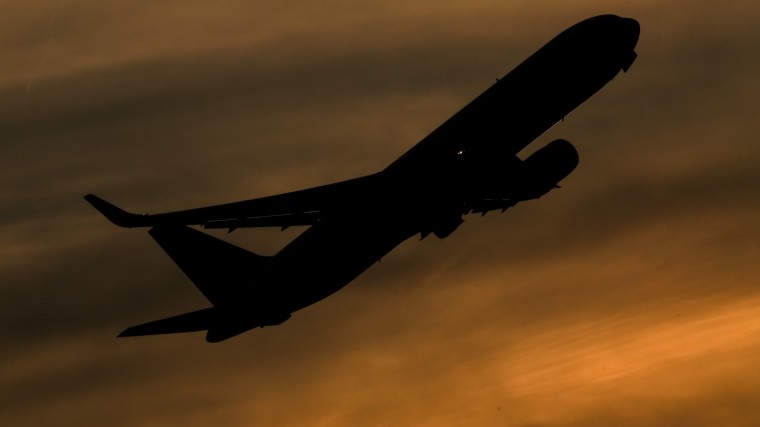 Boeing 767-300 с российскими туристами вернулся в аэропорт из-за проблем с шасси