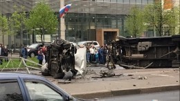 Страшная авария в Петербурге: Легковушка протаранила микроавтобус