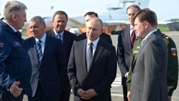 Путин в сопровождении шести истребителей Су-57 прилетел в Ахтубинск