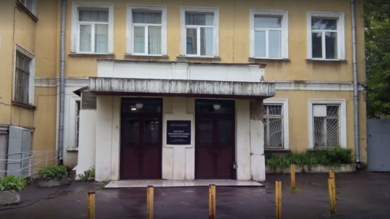 Очевидцы сообщают об обрушении стены в здании института в Москве