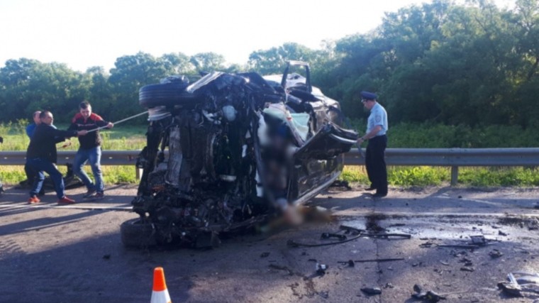 Три человека погибли в ДТП с грузовиком в Курской области — фото