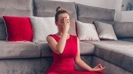 «Вкусная женщина»: Анфиса Чехова показала упражнение из йоги в откровенном наряде