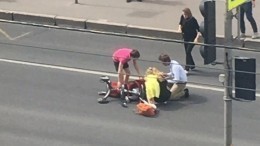 Видео: В Петербурге на пешеходном переходе таксист сбил женщину с коляской