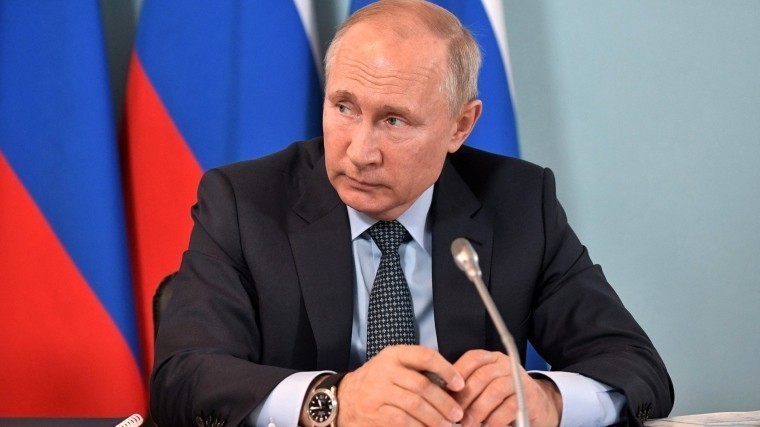 Владимир Путин помиловал троих россиян и снял судимость с украинца