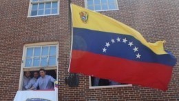 Видео: Сторонники Гуайдо захватили здание посольства Венесуэлы в США