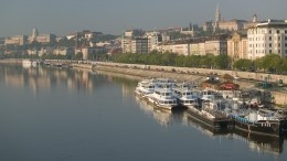 Прогулочный катер с десятками пассажиров на борту перевернулся в Будапеште