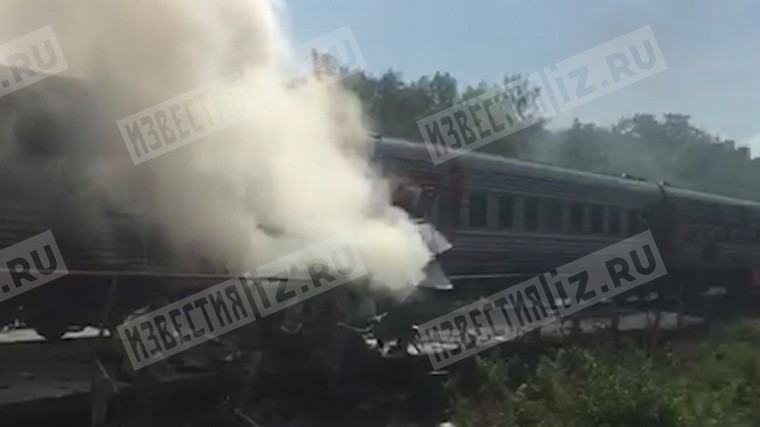 Вагон пассажирского поезда загорелся в Адыгее в результате ДТП с грузовиком