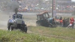 Видео: Трактор въехал в группу журналистов на «Бизон Трек Шоу» в Ростове-на-Дону