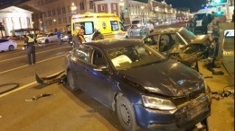 В Петербурге на Невском проспекте столкнулись три легковушки — видео