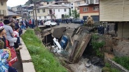 Видео: Самодельный мост с четырьмя машинами рухнул в Дагестане