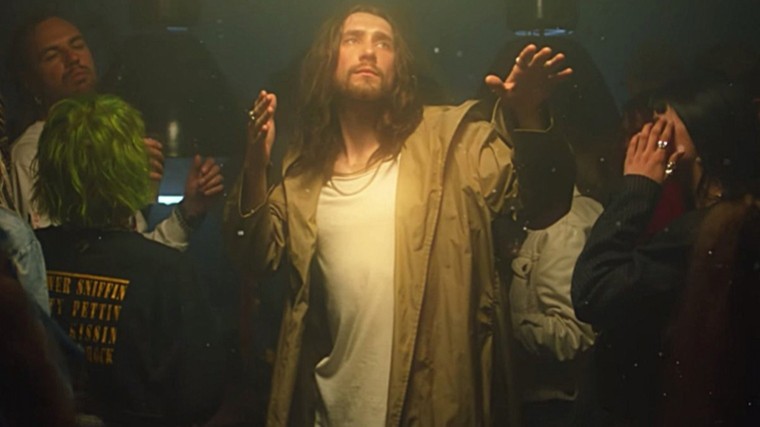 Актер снялся в роли Иисуса в клипе «Ленинграда», чтобы заплатить за квартиру в Киеве