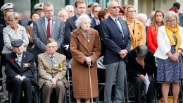 Два десантника старше 90 лет прыгнули с парашютом в честь годовщины «Дня Д»