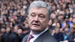 Пикет у дома Порошенко: Украинцы жгут покрышки и кидают дымовые шашки — видео